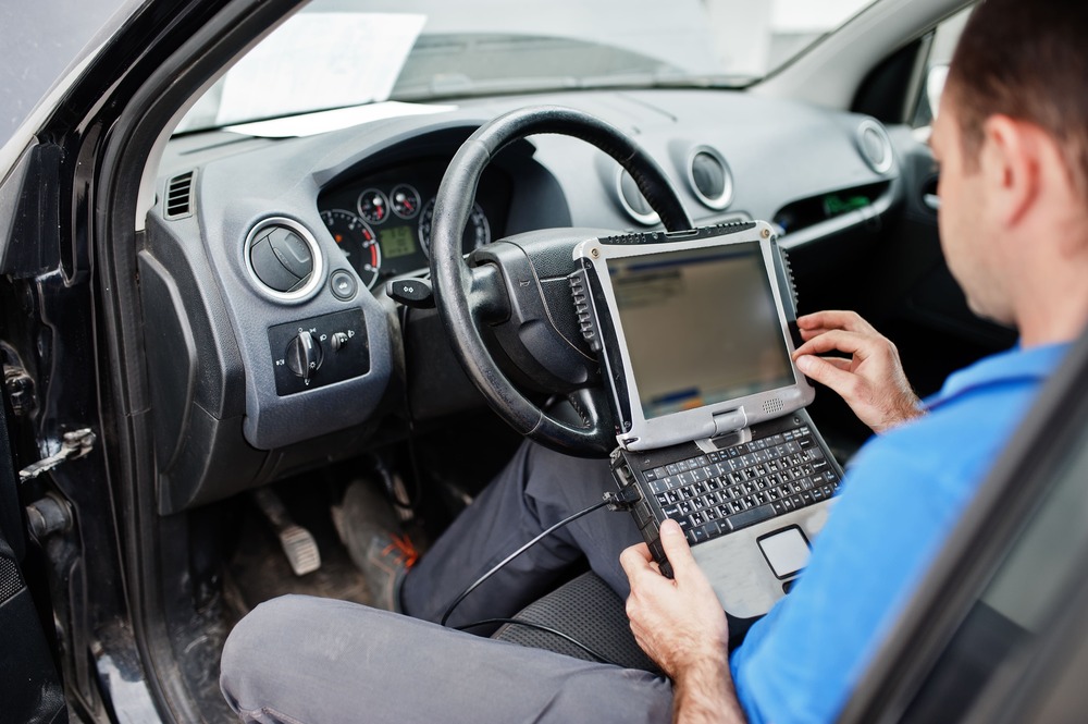 mantenimiento-coche-computadora-electrico
